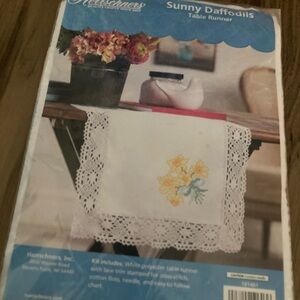 herrschners Sunny Daffodils Table Runner